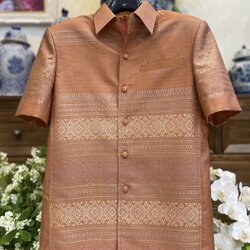 เสื้อสูทไหมแพรวา แขนสั้น พื้นสีน้ำตาลอ่อน เลือกไซส์ รหัส DR-BM092966110016