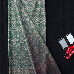 ซิ่น ผ้าไหมมัดหมี่ ทอยกดอก 6ตะกอ ขนาด 1x2 เมตร ลายนารีรัตนราชกัญญา สีเขียวเทา รหัส PCS-NY-11226815