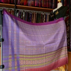 ซิ่น ผ้าไหมมัดหมี่ ทอยกดอกลูกแก้ว มีปูม ขนาด 1x2เมตร ลายโฮล พื้นสีม่วงชมพู รหัส L9A-MD-09066822