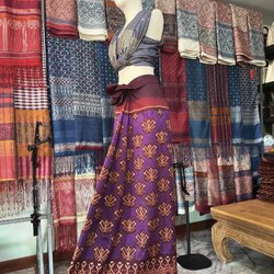 ซิ่น พระตะบอง ผ้าจามทอสามตะกอ ขนาด 115x155ซม พื้นสีม่วง รหัส N9-SIL-AJ23