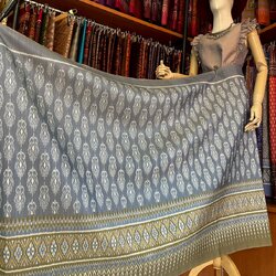 ซิ่น ผ้าไหมมัดหมี่ ทอยกดอกลูกแก้ว ขนาด 1x2เมตร ลายโคมไฟ พื้นสีเทา รหัส L9A-MD-0906684