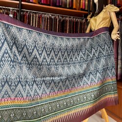 ซิ่น ผ้าไหมมัดหมี่ ทอยกดอกลูกแก้ว ขนาด 1x2เมตร พื้นสีม่วงเทา รหัส L9A-MD-09066829