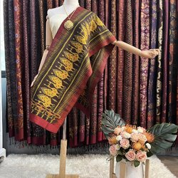 ผ้าพันคอไหม ผ้าไหมทอยกดอก 5ตะกอ ขนาด 35x190ซม.ลายนกยูง มีหน้านางชายครุย พื้นสีแดง L4E-PS-042467173729