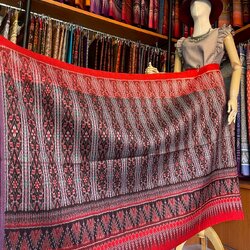 ซิ่น ผ้าไหมมัดหมี่ ทอยกดอกลูกแก้ว ขนาด 1x2เมตร ลายโฮลประยุกต์ พื้นสีแดง รหัส L9A-MD-0906686