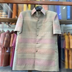 เสื้อสูทไหมแพรวา แขนสั้น พื้นสีเขียวเทาอ่อน ไซส์ M รหัส DR-BM-121566094416