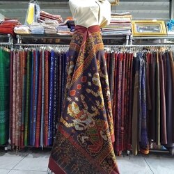 ซิ่น ผ้าไหมมัดหมี่ ทอยกดอก 6ตะกอ มีหน้านางชายครุย ขนาด 1x2เมตร ลายหนุมานหาวเป็นดาวเป็นเดือน พื้นสีแดงเม็ดมะขาม รหัส M2A-NY-0617670