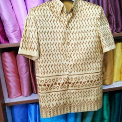 เสื้อซาฟารี คอปก ผ้าไหม พิมพ์ลาย เนื้อเรียบ ลายขอ ไซส์ S รอบอก40 สีเหลืองอ่อน รหัส DS-NY0609915