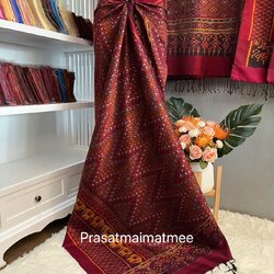 ซิ่น ผ้าไหมมัดหมี่ 5ตะกอ ขนาด 1x2เมตร ลายร้อยดาว มีหน้านางชายครุย พื้นสีแดง รหัส L9A-PS-05076858