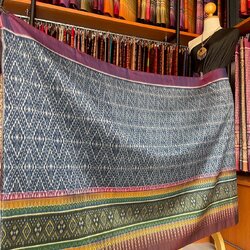 ซิ่น ผ้าไหมมัดหมี่ ทอยกดอกลูกแก้ว ขนาด 1x2เมตร พื้นสีฟ้าเทาเชิงม่วง รหัส L9A-MD-09066848