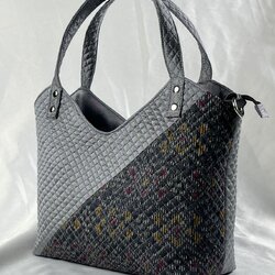 กระเป๋าผ้าไหม ทรงเสื้อ ขนาด 10x25x22 ซม. ความสูงหูจับ 12 ซม. สีเทา รหัส GLA-ME-07106817