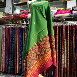 ซิ่น ผ้าไหมมัดหมี่ ไหมแท้ 3ตะกอ ลายทางด่วน เชิงล่าง ขนาด 1x2เมตร พื้นสีเขียว รหัส R2Q-NY-01306723