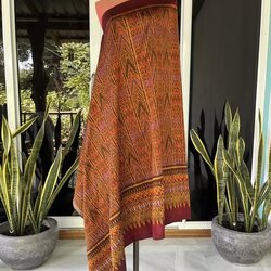 ซิ่น ผ้าไหมมัดหมี่ ทอยกดอกลูกแก้ว ขนาด 1x2เมตร ลายโฮลคชกริชคั่นลายบรรไดสวรรค์ พื้นสีแดงม่วง รหัส L9A-30-1110681