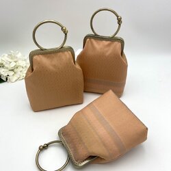 กระเป๋าผ้าไหมแท้ ตัดเย็บด้วยผ้าไหมเนื้อยกดอก ขนาด 24 สูง 13 ฐาน 6ซม. สีส้มโอลโรส รหัส GLA-SN-08016719113