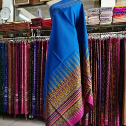 ซิ่น ผ้าไหมมัดหมี่ 3ตะกอ ขนาด 1x2เมตร ลายทางด่วน เชิงล่าง พื้นสีฟ้า รหัส R2Q-NY0718662