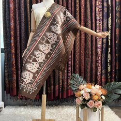 ผ้าพันคอไหม ผ้าไหมทอยกดอก 5ตะกอ ขนาด 35x190ซม.ลายนกยูง มีหน้านางชายครุย พื้นสีน้ำตาล L4E-PS-042467173726