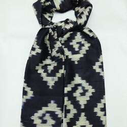 ผ้าคลุมไหล่ผ้าไหม ไหมแท้ ทอลายมัดหมี่ เนื้อหยาบนุ่ม ขนาด 67x180 สีดำ รหัส ZM-ST-115