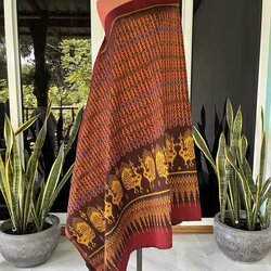 ซิ่น ผ้าไหมมัดหมี่ ทอยกดอกลูกแก้ว ขนาด 1x2เมตร ลายโฮลเชิงนกยูง พื้นสีแดงม่วง รหัส L9A-30-1110682