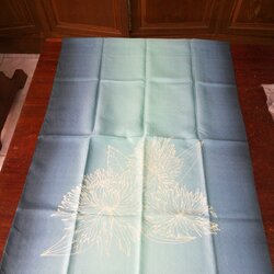 ผ้าคลุมไหล่ไหม ลูกแก้ว บาติก ขนาด 60x200ซม. พิมพ์ลายบาติกเขียนเทียน พื้นสีฟ้าอมขาว รหัส ZYE-NY0515664