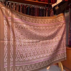 ซิ่น ผ้าไหมมัดหมี่ ทอยกดอกลูกแก้ว มีปูม ขนาด 1x2เมตร พื้นสีน้ำตาล รหัส L9A-MD-0906688