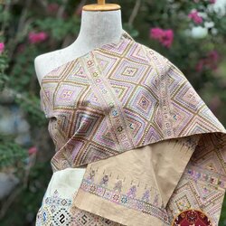 สไบแพรวา ขนาด 30x240ซม ลายดอกกาบแบด พื้นสีขาวครีม รหัส ZE-PT0612661