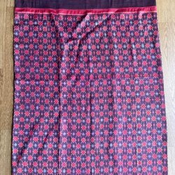 ซิ่น พระตะบอง ไหมบ้านสาวมือ ย้อมสีธรรมชาติ ขนาด 113x150ซม พื้นสีม่วงแดง รหัส N9-SIL-F8