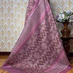 ซิ่น ผ้าไหมมัดหมี่ ทอยกดอก 6ตะกอ สีธรรมชาติ ขนาด1x2เมตร ลายนาคเกี้ยว พื้นสีม่วงกะปิ รหัส L1-KN-06196827