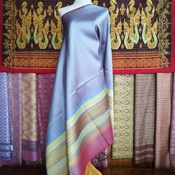 ซิ่น ผ้าไหมยกสุรินทร์ ไหมแท้ ขนาด 1x2เมตร เกาะเชิงดิ้นเงิน สีฟ้าเทา รหัส N11-NY06216617