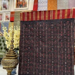 ซิ่น ไหมมัดหมี่ลายขั้นโบราณ ต่อหัวพร้อมนุ่ง ท้องผ้าสีดำ รหัส R1I-BM-0711682