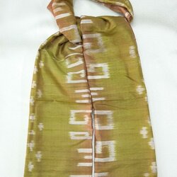 ผ้าคลุมไหล่ผ้าไหม ไหมแท้ ทอลายมัดหมี่ เนื้อหยาบนุ่ม ขนาด 67x180 สีเขียวน้ำตาล รหัส ZM-ST-092