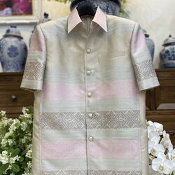 เสื้อสูทไหมแพรวา แขนสั้น พื้นสีเทาเงิน เลือกไซส์ รหัส DR-BM092966110010