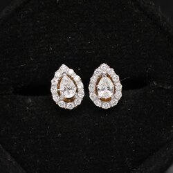 ER25188 ต่างหูเพชรหยดน้ำล้อมเพชร เพชรหยดน้ำ 2 เม็ด 0.31 กะรัต และ 24 เม็ด 0.18 กะรัต เพชรรวม 0.49 กะรัต ทองแท้ 18k นน.รวม 2.2 กรัม