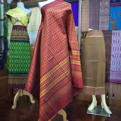 ซิ่น ผ้าไหม ลูกแก้วมัดหมี่ ไหมแท้ 6ตะกอ ขนาด 1x2เมตร ลายขอพระราชทาน ยกดอกลูกแก้ว เฉดสีแดง มีปูม ชายครุย รหัส PCS-NY1219652