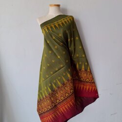 ซิ่น ผ้าไหมมัดหมี่ 3ตะกอ ขนาด 1x2เมตร ลายเชิงล่าง พื้นสีเขียว รหัส R2Q-119-MM3H8