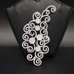 CL25041 เข็มกลัดเพชรดอกไม้ เพชรรวม 3.64 กะรัต ทองแท้ 18k นน.รวม 11.6 กรัม เพชรขาว ไฟดีมาก