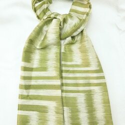 ผ้าคลุมไหล่ผ้าไหม ไหมแท้ ทอลายมัดหมี่ เนื้อหยาบนุ่ม ขนาด 67x180 สีเขียวครีม รหัส ZM-ST-073