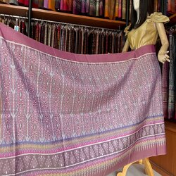 ซิ่น ผ้าไหมมัดหมี่ ทอยกดอกลูกแก้ว ขนาด 1x2เมตร ลายโฮลประยุกต์ พื้นสีชมพูเทา รหัส L9A-MD-09066826