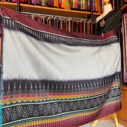 ซิ่น ผ้าไหมมัดหมี่ ทอยกดอกลูกแก้ว ขนาด 1x2เมตร ลายเชิงล่าง พื้นสีขาวเชิงม่วง รหัส L9A-MD-09066844