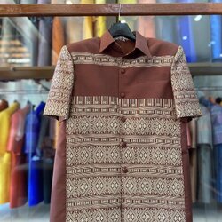 เสื้อสูทไหมแพรวา แขนสั้น พื้นสีน้ำตาลเข้ม ไซส์ M รหัส DR-BM-121566094427