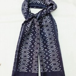 ผ้าคลุมไหล่ผ้าไหม มัดหมี่ ไหมแท้ มีชายครุย ขนาด 50x180ซม. สีน้ำเงินกรมท่า รหัส L4B-ST-298