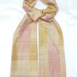 ผ้าคลุมไหล่ผ้าไหม ไหมแท้ ทอลายมัดหมี่ เนื้อหยาบนุ่ม ขนาด 67x180 สีน้ำตาลครีมชมพู รหัส ZM-ST-076