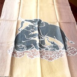 ผ้าคลุมไหล่ไหม ลูกแก้ว บาติก ขนาด 60x180ซม. พิมพ์ลายบาติกเขียนเทียน พื้นครีมชมพู รหัส ZYE-NY-061167092