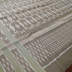 ซิ่น มัดหมี่ 3ตะกอ สีธรรมชาติ เนื้อไหมบ้าน ไหมแท้ทอมือ ขนาด 1x2เมตร มีหน้านางชายครุย สีเอิร์ธโทน รหัส M3P-NY0509653