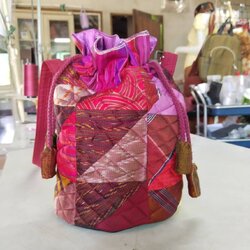 กระเป๋า ผ้าไหมกลมหูรูด ตัดเย็บจากไหมต่อ ขนาด 10x11นิ้ว คละสี รหัส GLA-23-0421671