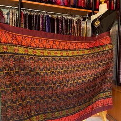 ซิ่น ผ้าไหมมัดหมี่ ทอยกดอกลูกแก้ว ขนาด 1x2เมตร พื้นสีน้ำตาลแดง รหัส L9A-MD-09066819