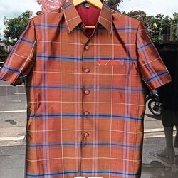 เสื้อซาฟารีคอปก แขนสั้น ผ้าไหมโสร่งหางกระรอก ไซต์ L รหัส DR-PTS-08246614004