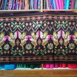 ซิ่น ผ้าไหม ลูกแก้วมัดหมี่ งานเขียนทอง ขนาด 1x2.2เมตร ลายกินนารี พื้นสีเม็ดมะขาม รหัส M2A-NY0708662