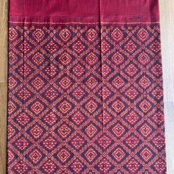 ซิ่น ผ้าซิ่นพระตะบอง สีธรรมชาติ ผ้าจาม 3ตะกอ ขนาด 112x160ซม. พื้นสีแดง รหัส N9-SIL-T52