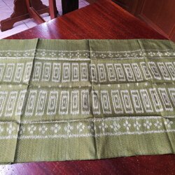 ผ้าคลุมไหล่ผ้าไหม มัดหมี่ ยกดอก มีชายครุย ขนาด 50x180ซม.ลายแพทเทิล สีเขียว รหัส L4B-NY-1227661013