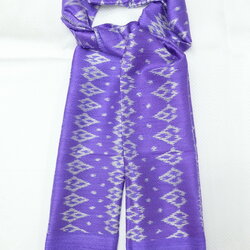 ผ้าคลุมไหล่ผ้าไหม มัดหมี่ ไหมแท้ มีชายครุย ขนาด 50x180ซม. สีม่วง รหัส L4B-ST-220