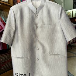 เสื้อสูทไหม แขนสั้น คอพระราชทาน เนื้อยกดอก สีเทาเงิน ไซส์ L รอบอก 44นิ้ว รหัส DT-ST-0119671